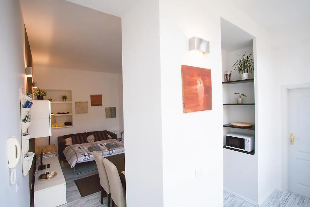 Sunny Apartment In Prague Center